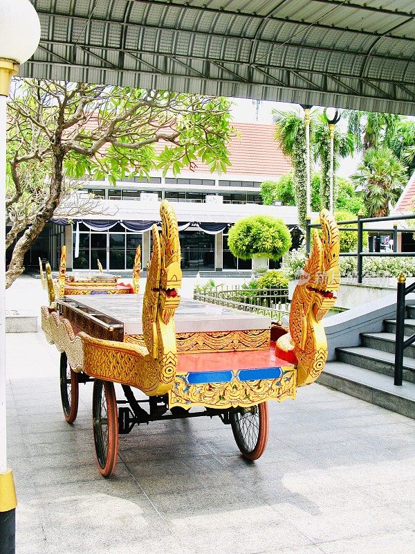 泰国灵车或葬礼车在Wat Tri Thotsathep泰国